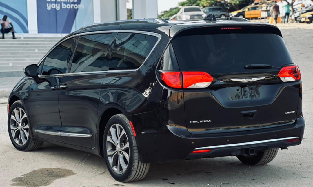 CHRYSLER PACIFICA PREMIUM