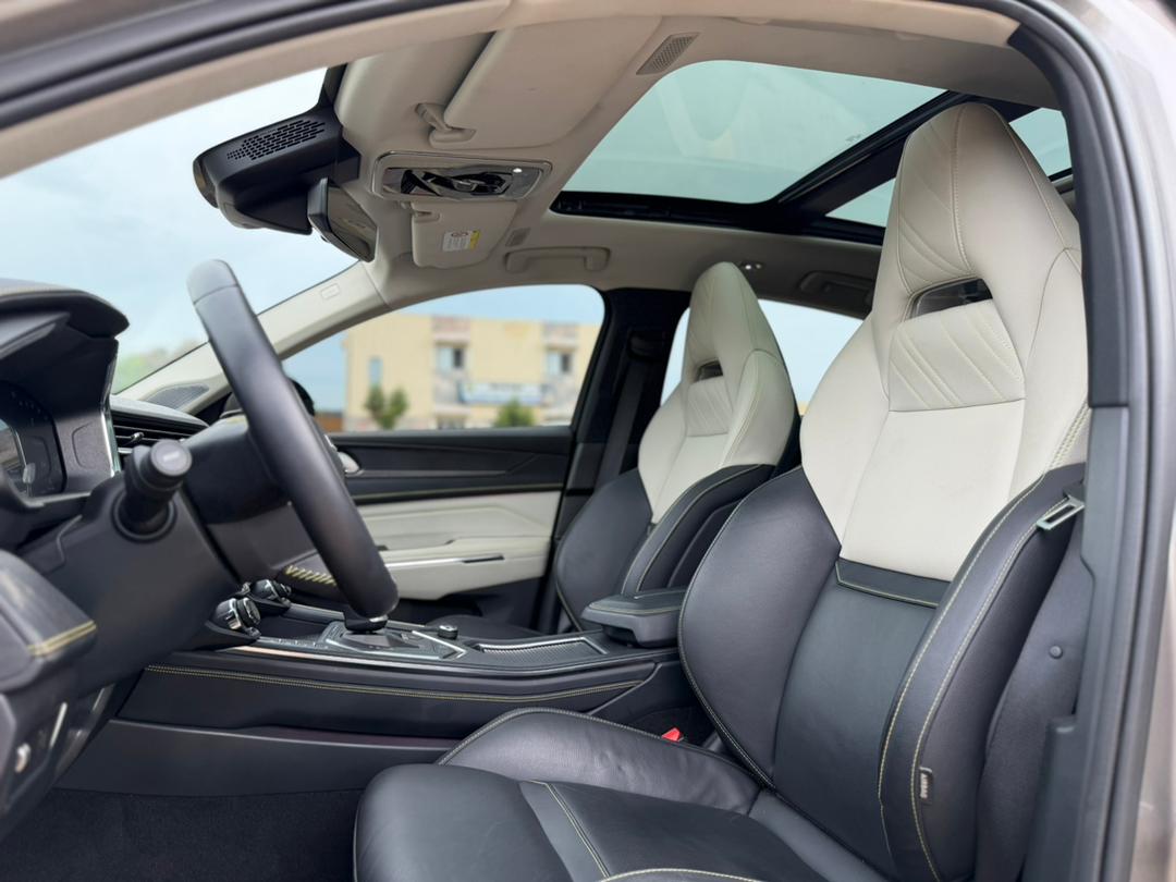 LINK & CO 05 SUV Premium