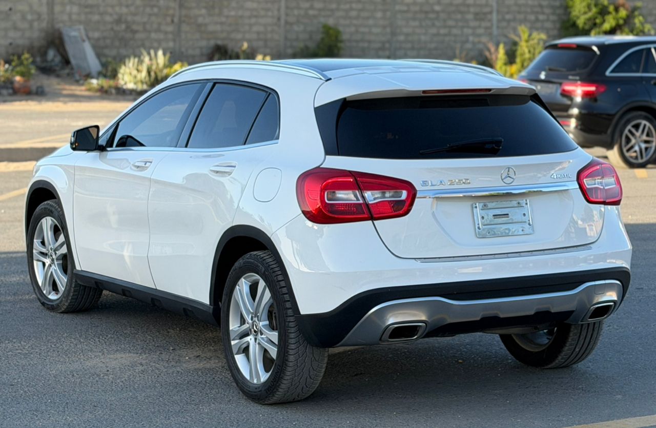 MERCEDES BENZ CLASS GLA 250