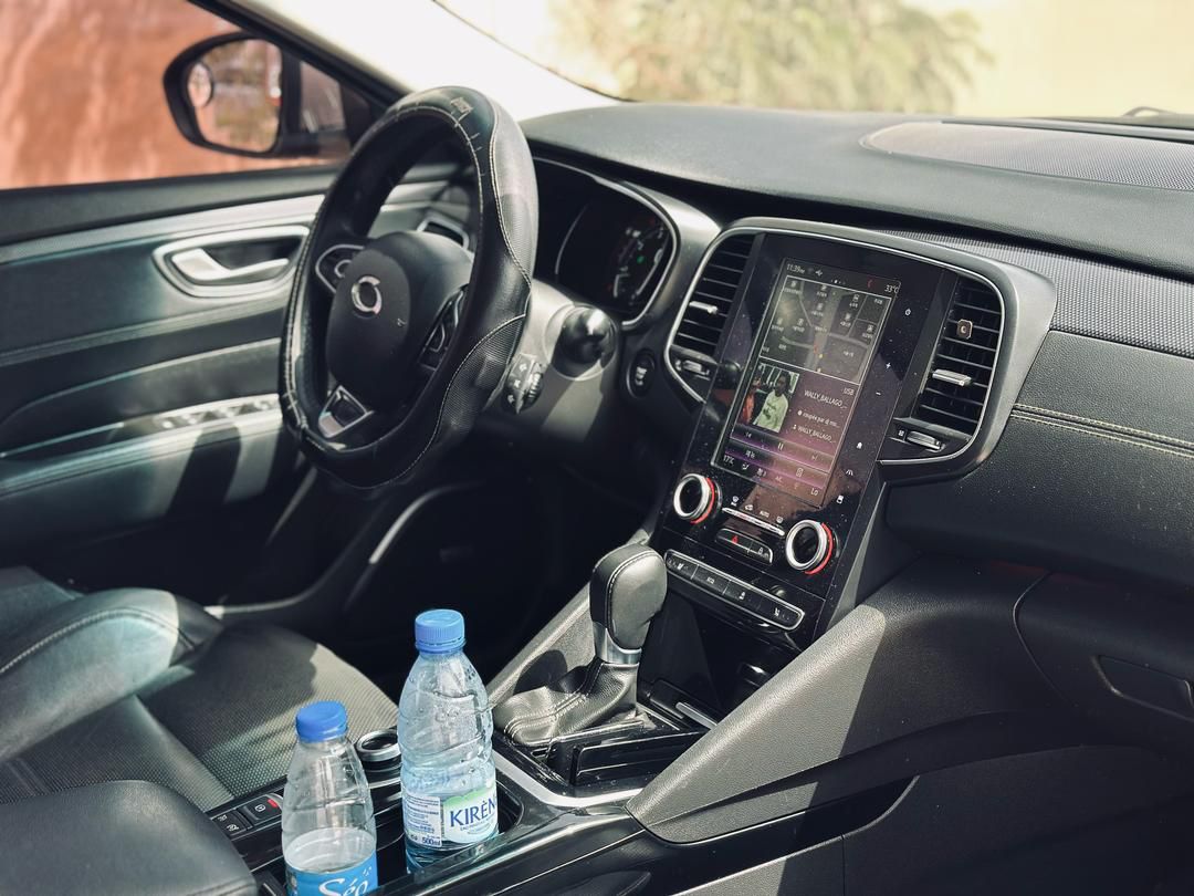 RENAULT SM6