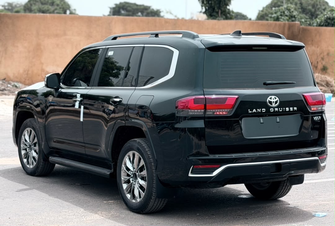 TOYOTA  LAND CRUISER 300 VX-R 2026