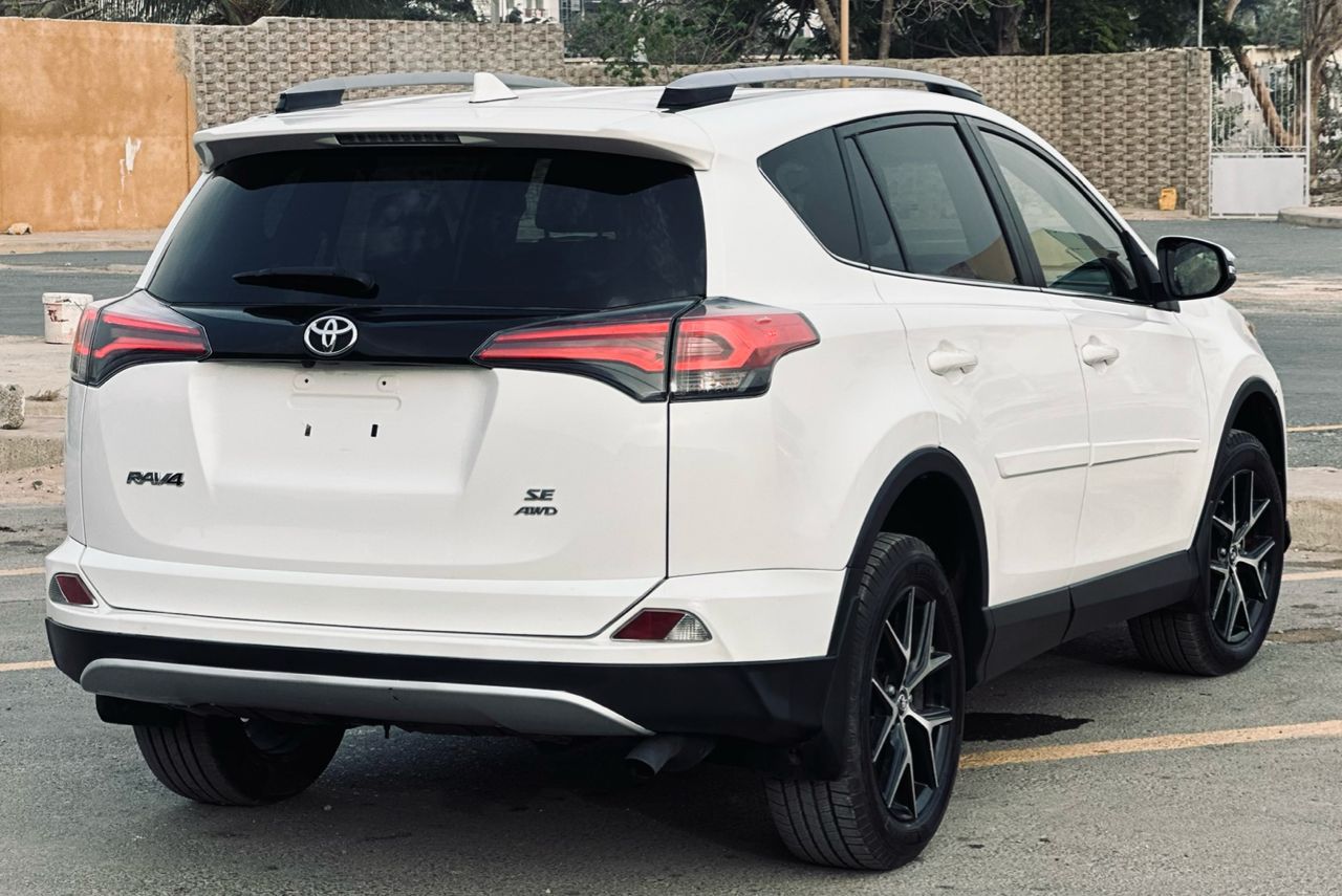 TOYOTA RAV 4 SE 2018..