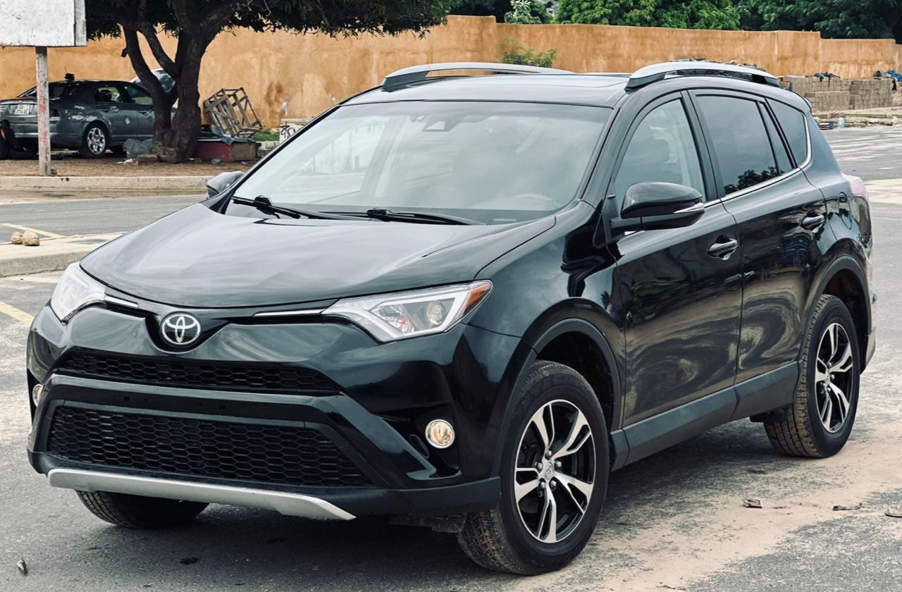 TOYOTA RAV 4 XLE 2018 .