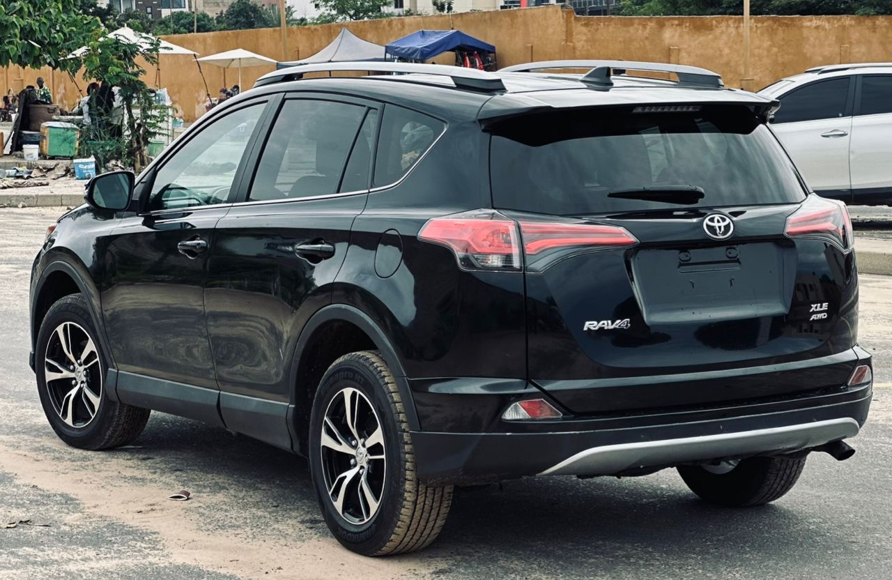 TOYOTA RAV 4 XLE 2018 .
