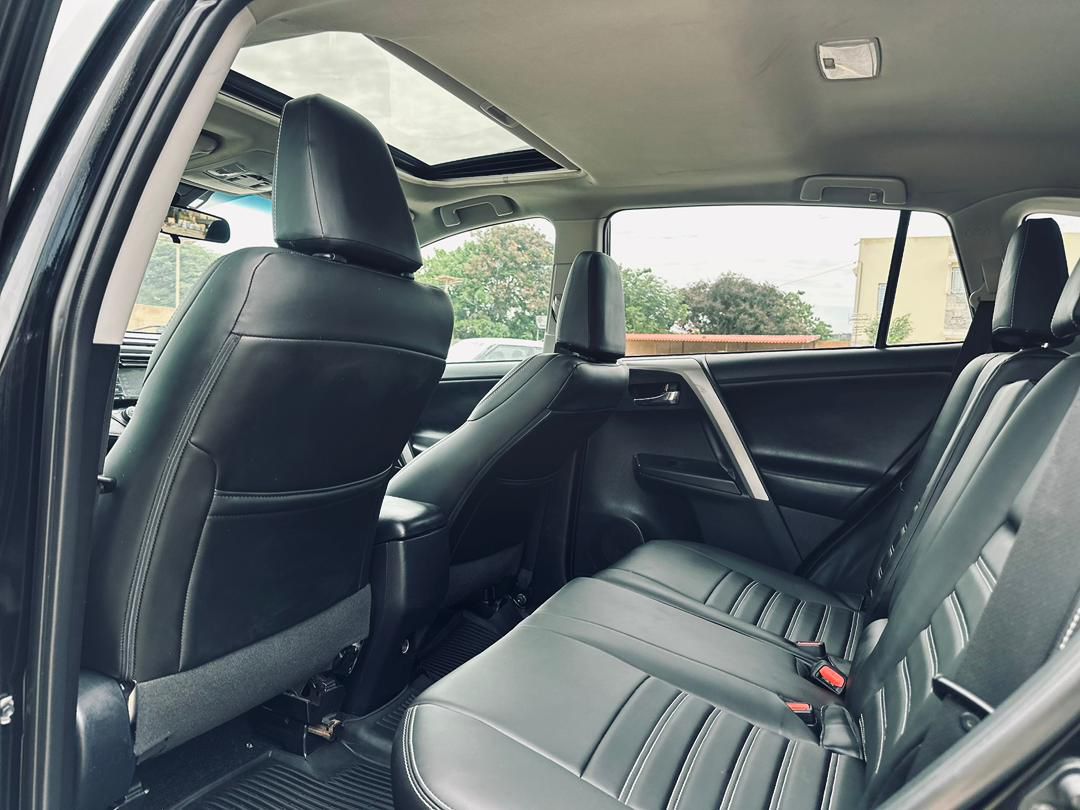 TOYOTA RAV 4 XLE 2018 .