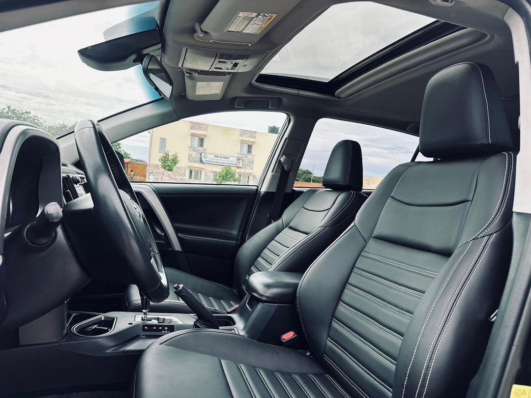 TOYOTA RAV 4 XLE 2018 .