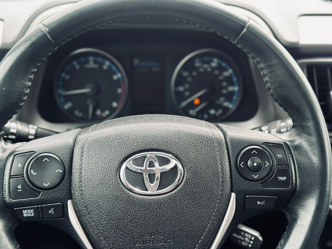 TOYOTA RAV 4 XLE 2018 .